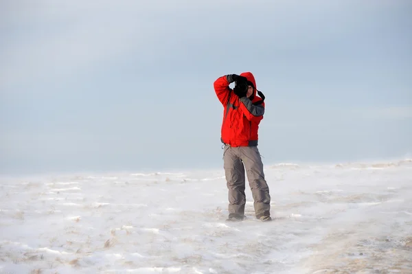 Fotógrafo en montaña de invierno — Foto de Stock