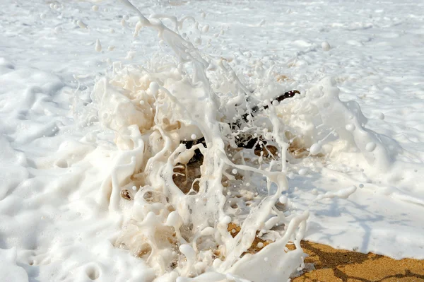 Onda alta che si infrange sulle rocce — Foto Stock