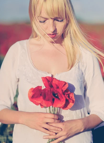 Young beautiful girl in the field — Stock Photo, Image