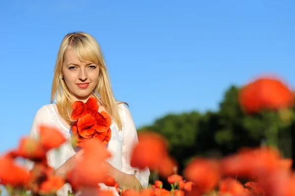 Junges schönes Mädchen im Mohn — Stockfoto