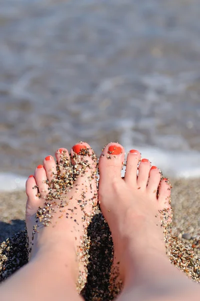 Zbliżenie stóp kobiety dziewczyny, relaks na plaży — Zdjęcie stockowe