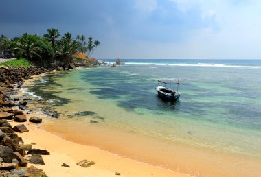 koyda demirlemiş gemi