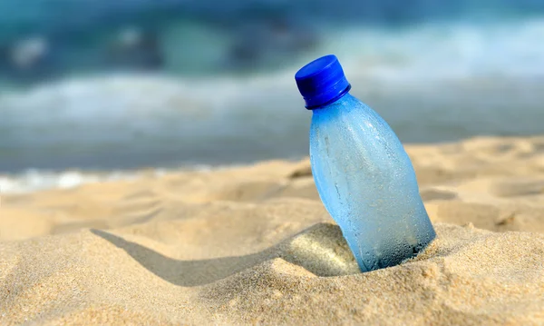 Fles van het verse water op zand — Stockfoto