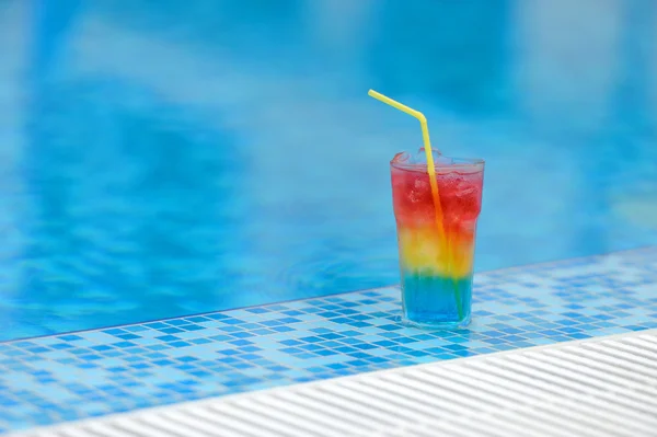 Cocktail na borda da piscina — Fotografia de Stock