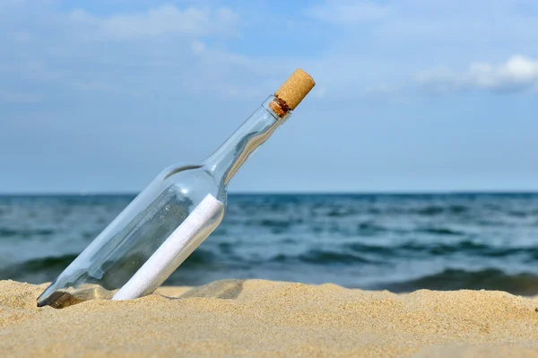 Mensagem na garrafa do oceano — Fotografia de Stock
