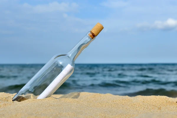 Bericht in de fles van Oceaan — Stockfoto