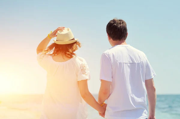 Paar draait op een zandstrand — Stockfoto