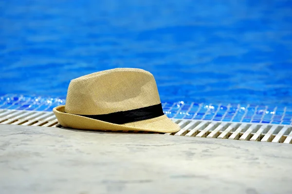 Havuzun kenarında güneş şapka — Stok fotoğraf