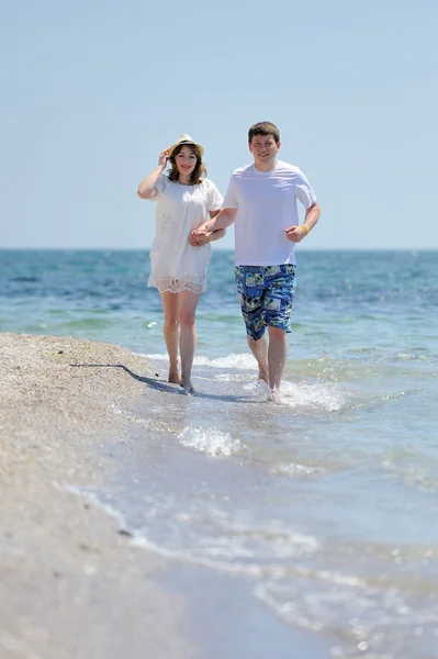 Paar draait op een zandstrand — Stockfoto