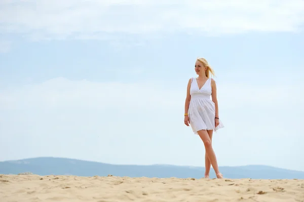 Woman on the beach in white dress — Stock Photo, Image