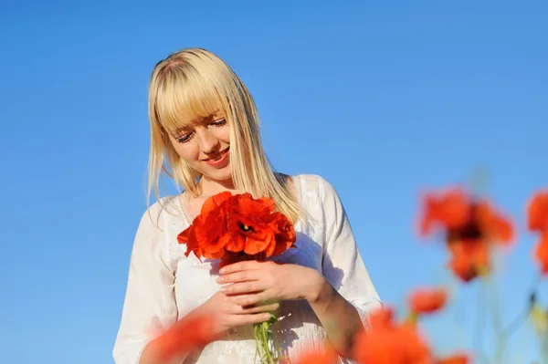 Krásná mladá dívka v máku — Stock fotografie