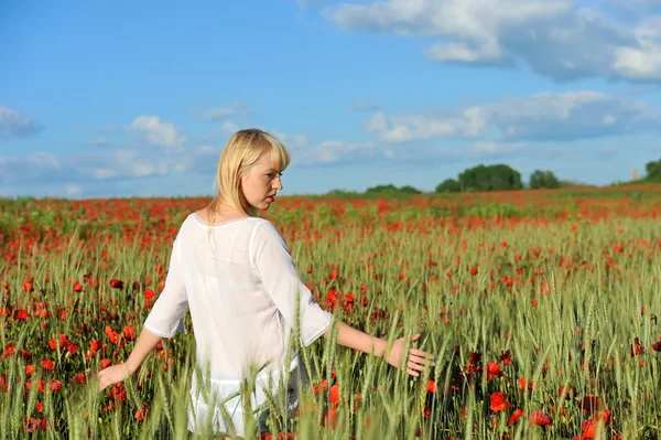 Ung vacker flicka i vallmo — Stockfoto