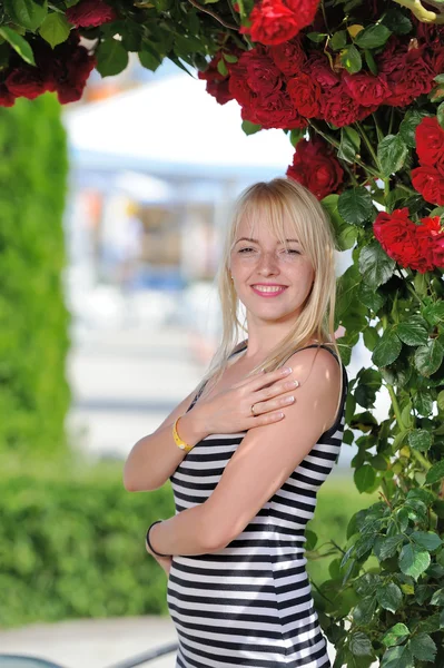 Bellezza ragazza con rose arco — Foto Stock