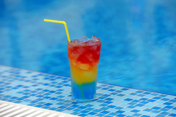 Cocktail aan de rand van het zwembad — Stockfoto