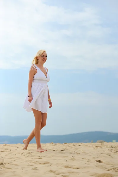 Woman on the beach in white dress — Stock Photo, Image