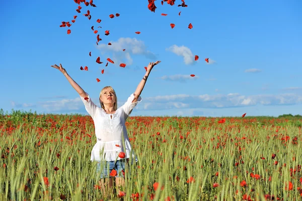 Young beautiful girl in the poppy — Stock Photo, Image