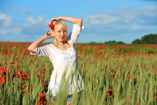 Ung vacker flicka i vallmo — Stockfoto