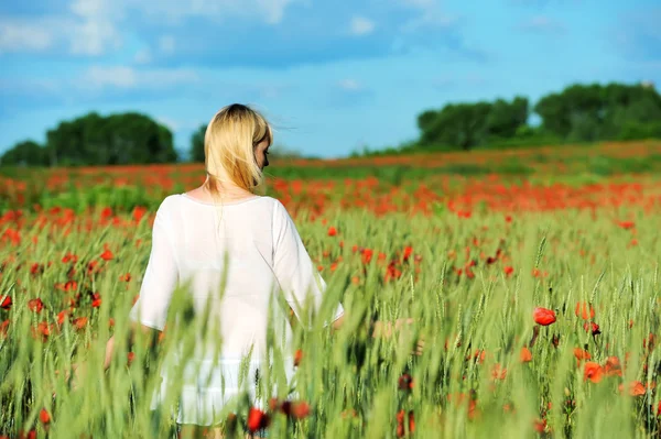 Junges schönes Mädchen im Mohn — Stockfoto