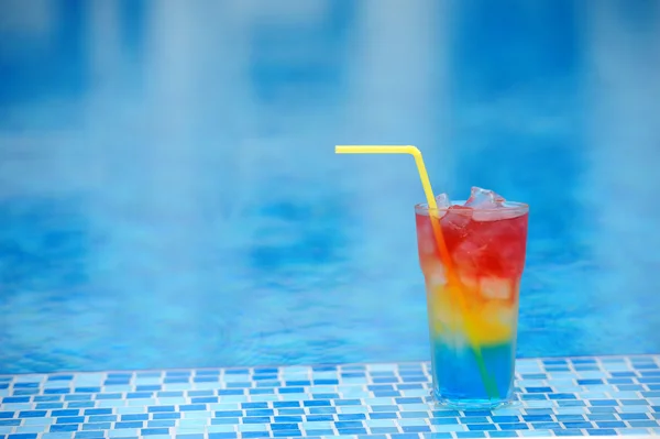 Cocktail at the edge of the swimming pool — Stock Photo, Image