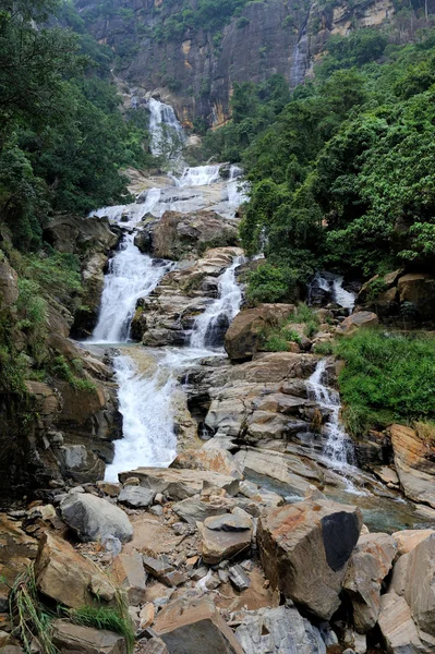 Красивый водопад в Шри-Ланке — стоковое фото