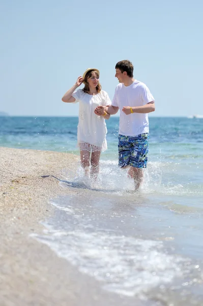 Paar draait op een zandstrand — Stockfoto