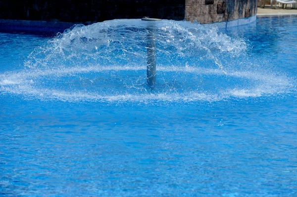 Piscina con fuente —  Fotos de Stock