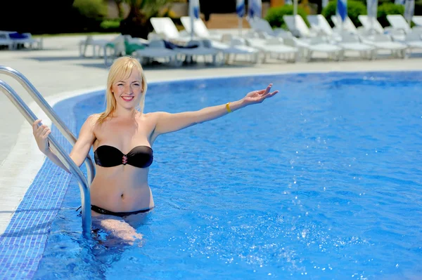 Junge Frau im Bikini am Pool — Stockfoto