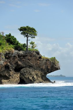 Mavi deniz ve yeşil ada beyaz bulut