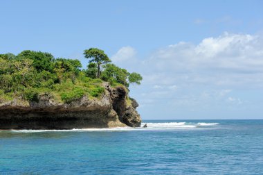Mavi deniz ve yeşil ada beyaz bulut