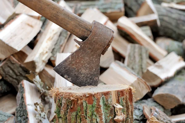 Ax en un tronco en el fondo de la leña — Foto de Stock