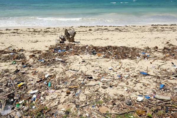 Waste on the sands causes environmental pollution — Stock Photo, Image