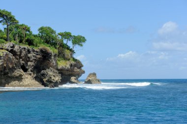 Mavi deniz ve yeşil ada beyaz bulut