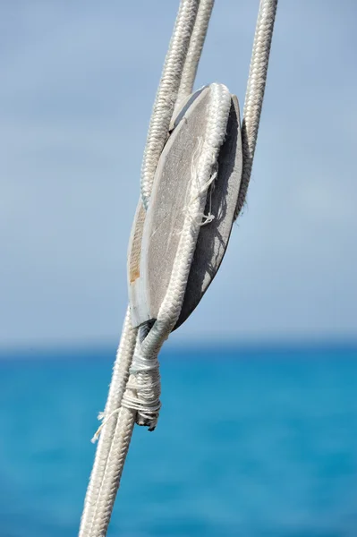 Polea de barco con cuerda —  Fotos de Stock