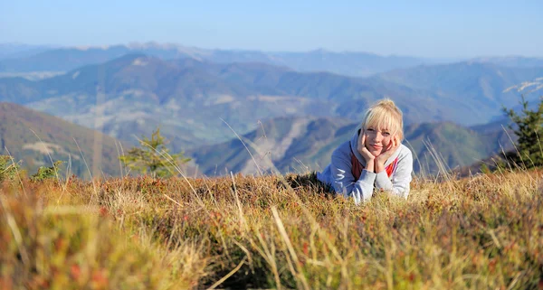 Donna in montagna autunno — Foto Stock