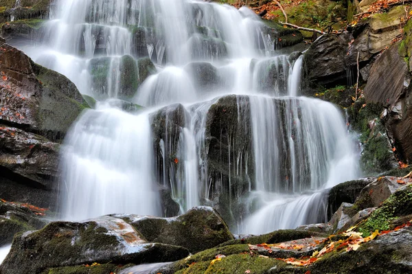 Fiume di montagna nella foresta autunnale — Foto Stock