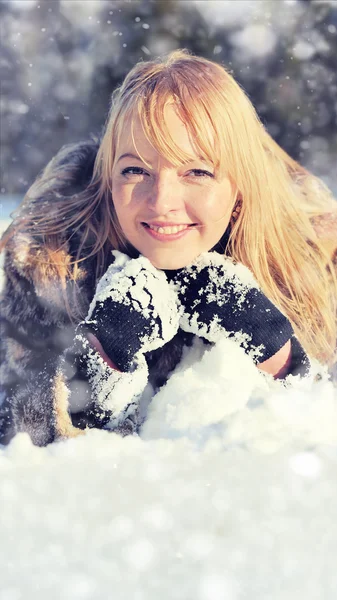 Junge Frau in der winterlichen Schneelandschaft — Stockfoto