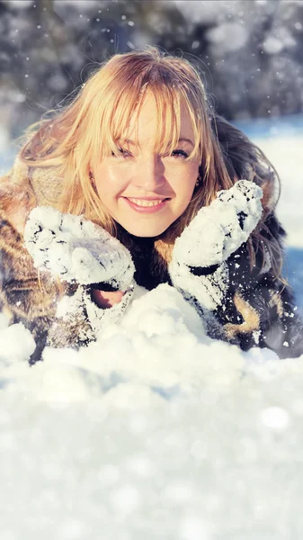 Jovem mulher no inverno cenário nevado — Fotografia de Stock