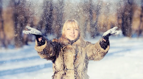 Jovem mulher no inverno cenário nevado — Fotografia de Stock