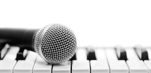Классический микрофон на клавиатуре — стоковое фото