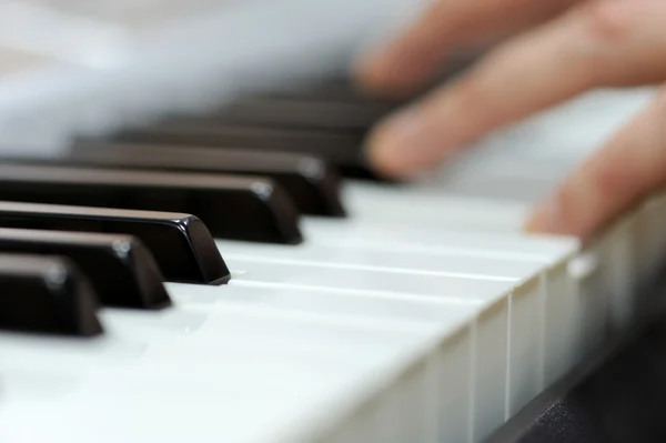 Πιάνο με τα χέρια του παίκτες — Φωτογραφία Αρχείου