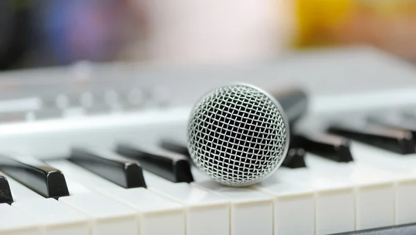Klasický mikrofon na klávesnici — Stock fotografie