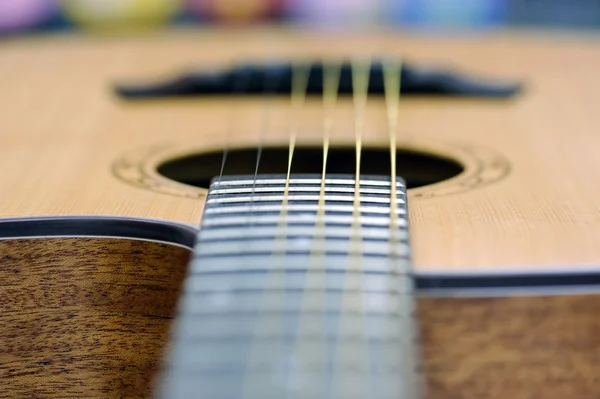 Närbild akustisk gitarr — Stockfoto