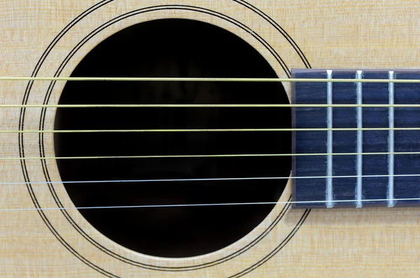 Närbild akustisk gitarr — Stockfoto