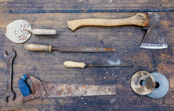 Набор инструментов на деревянном фоне. — стоковое фото