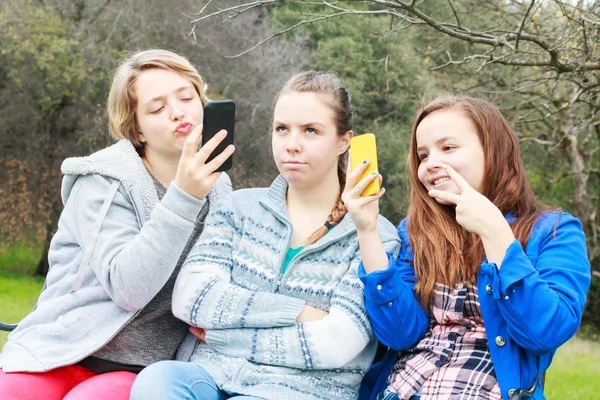 Dos chicas haciendo selfies una sola —  Fotos de Stock