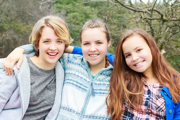 Tre ragazze sedute insieme — Foto Stock