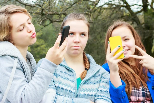Dwie dziewczyny robienie Selfies tylko — Zdjęcie stockowe