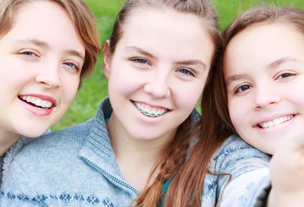Tre ragazze prendere un selfie — Foto Stock