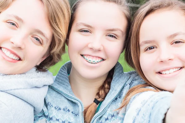 Tre ragazze prendere un selfie — Foto Stock