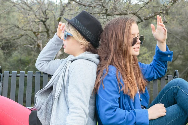 Due ragazze impostazione su un panchina — Foto Stock